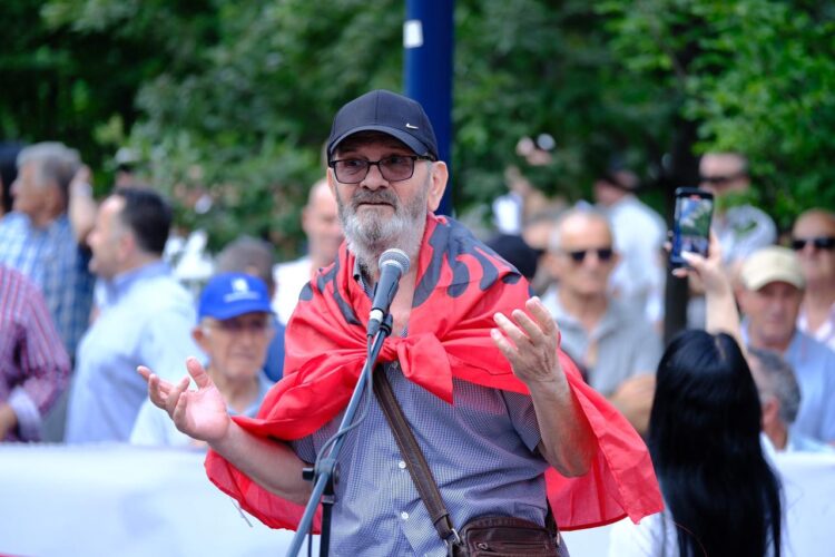 Protesta te bashkia, Malkaj: Pse Ambasadorët nuk thonë gjysmë fjale për qelbësirë Veliajn?!