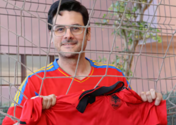 Paco Arriola, spanjolli me zemër shqiptare bën tifo për Kombëtaren kuqezi