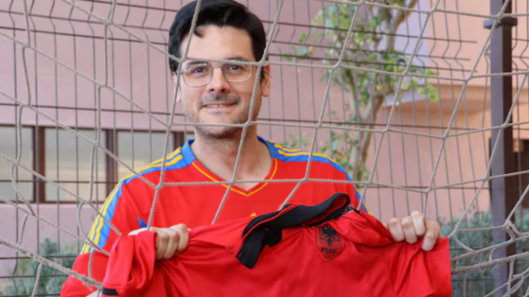 Paco Arriola, spanjolli me zemër shqiptare bën tifo për Kombëtaren kuqezi