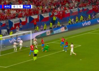 (VIDEO) Ngrin festa e turqve, çekët me 10 veta barazojnë 1:1