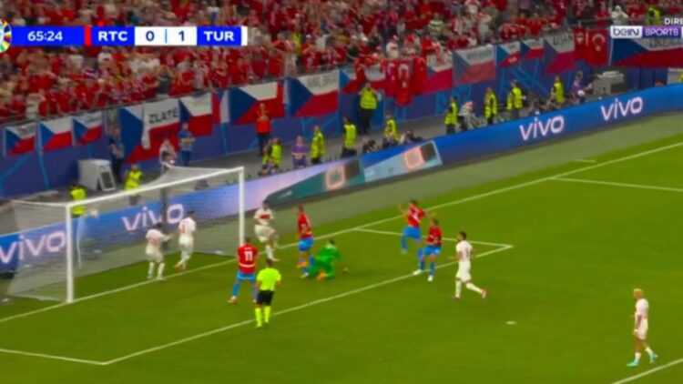 (VIDEO) Ngrin festa e turqve, çekët me 10 veta barazojnë 1:1