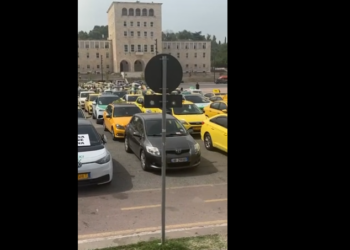 Tiranë – Shoqata e taksive në protestë, shoferët bllokojnë sheshin ‘Nënë Tereza’