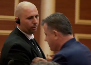 VIDEO – Kundërshton përjashtimin, Noka përplaset me punonjësin e gardës