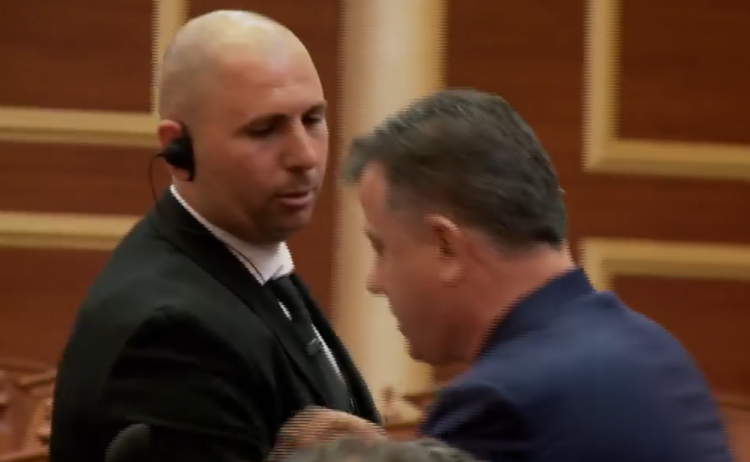 VIDEO – Kundërshton përjashtimin, Noka përplaset me punonjësin e gardës