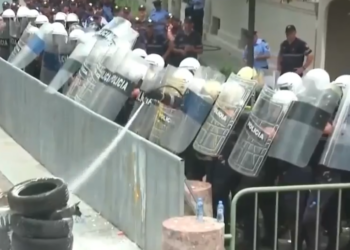 “Dëmtohet rëndë Klevis Balliu dhe disa protestues”, tensionohet situata te protesta para bashkisë