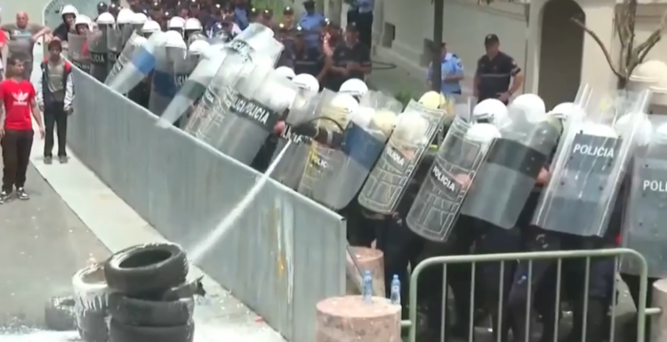 “Dëmtohet rëndë Klevis Balliu dhe disa protestues”, tensionohet situata te protesta para bashkisë