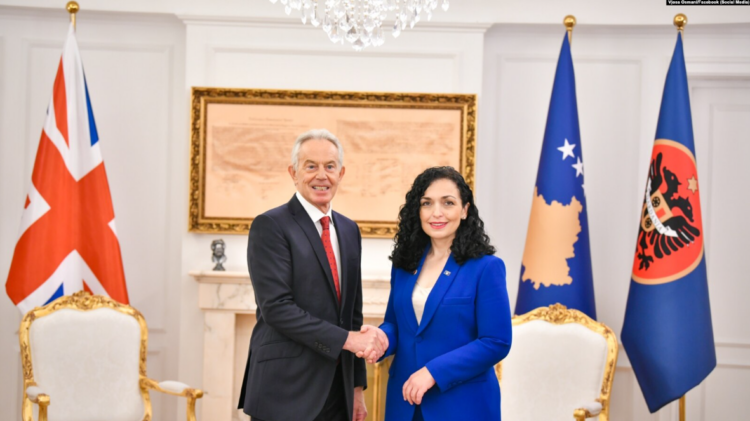 Blair në Kosovë: Bombardimet e NATO-s ishin gjëja e duhur