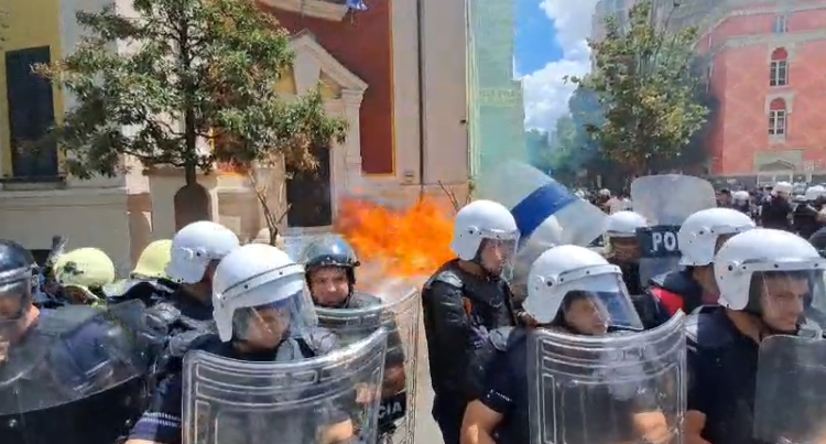 Nis me tensione protesta për dorëheqjen e Veliajt, molotov drejt Bashkisë
