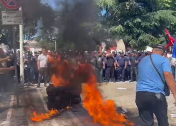 Protesta te Kuvendi, protestuesit djegin gomat bashkë me “narcos-it” e qeverisë, përplasen me policinë