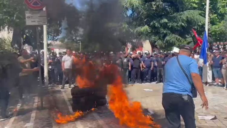 Protesta te Kuvendi, protestuesit djegin gomat bashkë me “narcos-it” e qeverisë, përplasen me policinë