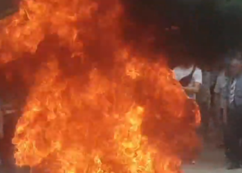 Protesta për dorëheqjen e Veliajt, digjen goma para bashkisë – Video