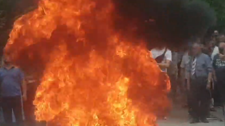 Protesta për dorëheqjen e Veliajt, digjen goma para bashkisë – Video