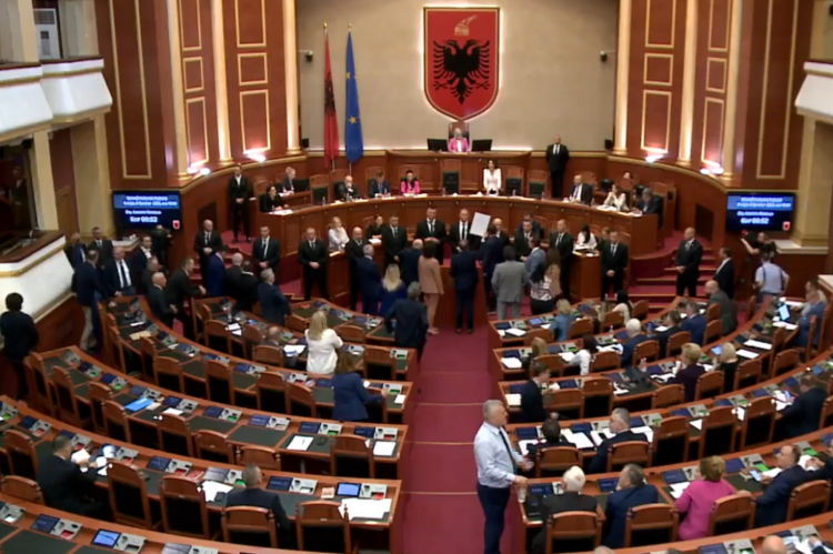 VIDEO – Përplasje në Kuvend, ndërpritet seanca/ Nikolla përjashton Flamur Nokën