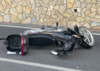 Përplaset me murin anësor të rrugës, dëmtohet rëndë drejtuesi i motorit