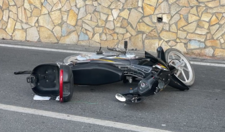 Përplaset me murin anësor të rrugës, dëmtohet rëndë drejtuesi i motorit