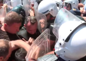 VIDEO/ Protesta te Kuvendi, policia përplaset me protestuesit