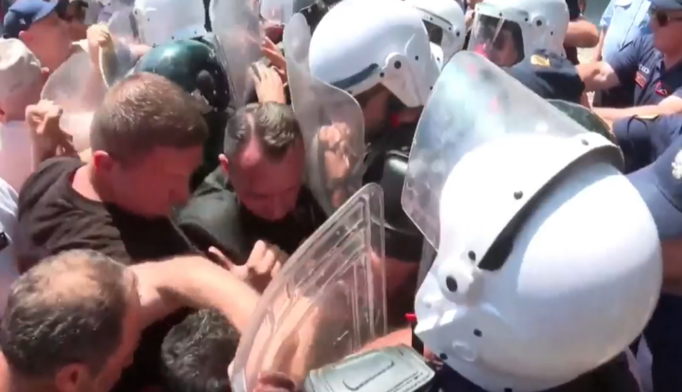 VIDEO/ Protesta te Kuvendi, policia përplaset me protestuesit