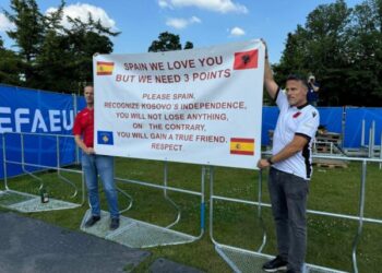 Banderola e shqiptarëve: Spanjë të duam, por na duhen 3 pikët. Njihni Kosovën…