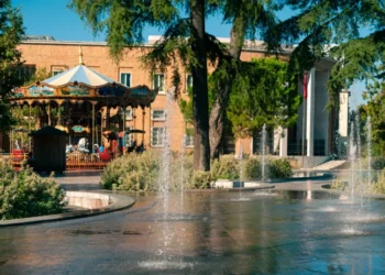 Temperaturat e larta, mjeku: Të shmangen daljet në orët e pikut