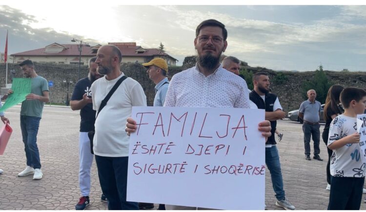 Elbasan, protesta kundër sorrogacisë e abortit: Rrit mundësinë për trafikim të qënieve njerëzore