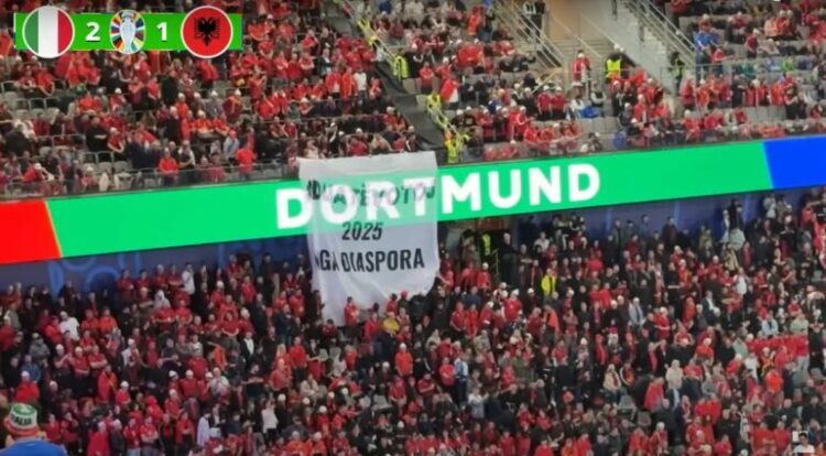 “Dua të votoj, nga diaspora”, banderola në ndeshjen Shqipëri-Itali