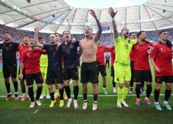 Pas kritikave për golin nga Italia, Elseid Hysaj feston me tifozët kuqezi