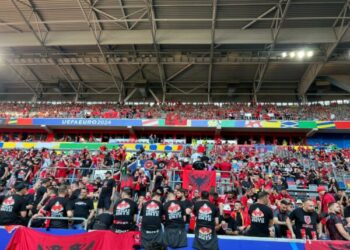(VIDEO) Dusseldofi “vishet” kuqezi, tifozët e Shqipërisë marshojnë drejt stadiumit