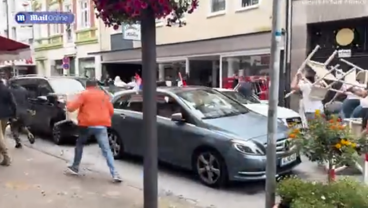 VIDEO/ Përleshje mes tifozëve të Serbisë dhe Anglisë, dhjetëra të arrestuar