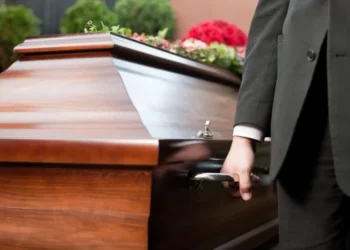 Pak minuta para varrimit, stafi i funeralit zbulon se gruaja ishte gjallë