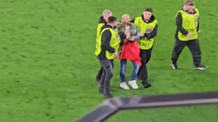 (VIDEO) Ç’ndodhi me tifozin kuqezi që “mësyu” në stadium