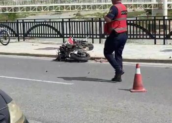 20-vjeçari përplas me motorr shtetasen e huaj në Berat, përfundojnë të dy në spital