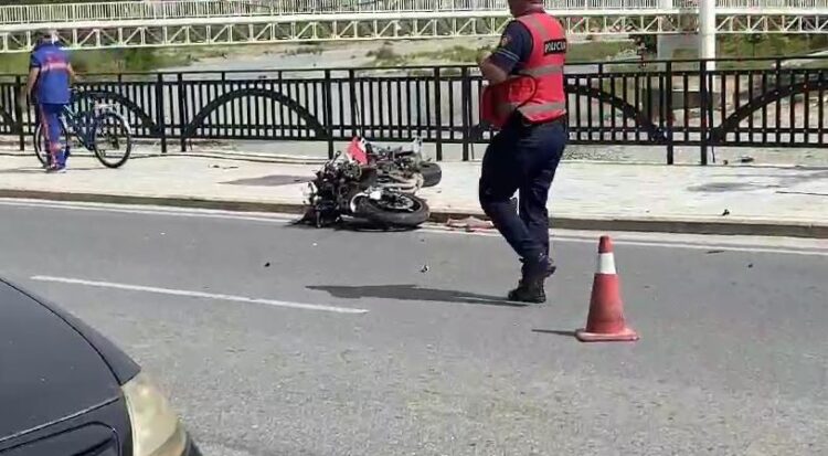 20-vjeçari përplas me motorr shtetasen e huaj në Berat, përfundojnë të dy në spital