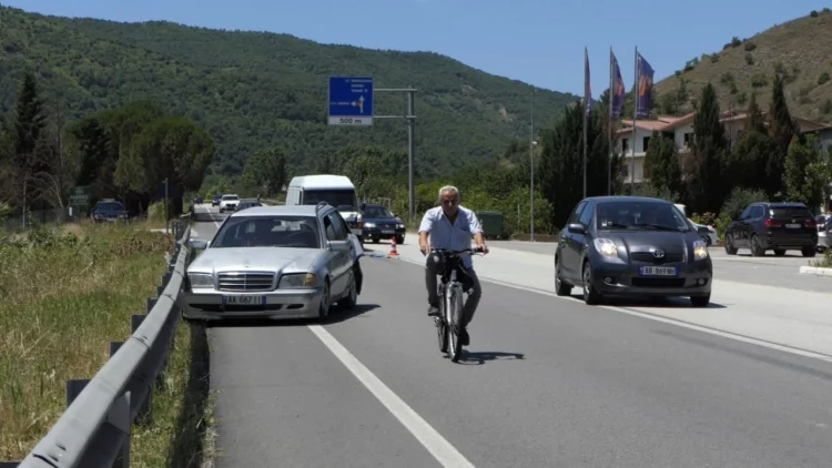 Makina përplaset me furgonin në aksin Elbasan-Cërrik, plagoset një grua