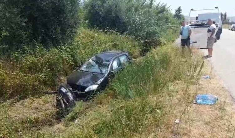 Aksident në Berat-Lushnjë, e reja me ‘Benz’ parakalon dy mjete dhe hedh ‘Toyotën’ në kanal