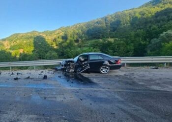 Dy makina përplasen kokë më kokë në Rrugën e Arbrit, plagosen dy persona, njëri prej tyre në gjendje të rëndë