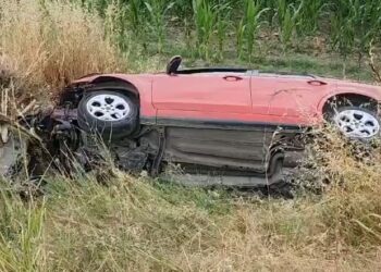 Aksident në aksin Levan-Tepelenë/ Makina përfundon në kanal, plagoset e reja