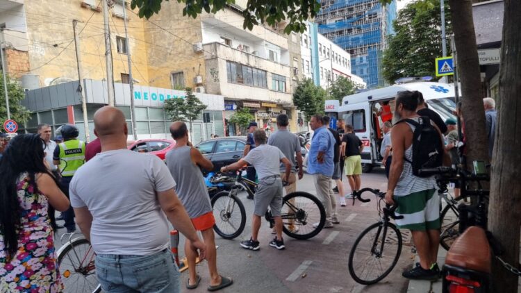 I shtrirë në tokë dhe i gjakosur, motori përplaset me BMW në rrugën “Barrikada” (FOTO)