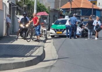 Taksia përplaset me motorin në Tiranë, një person i lënduar