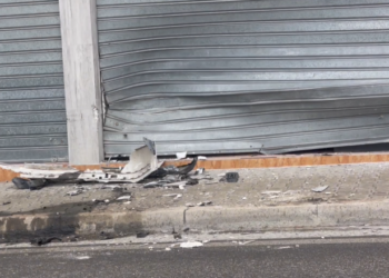 “Golfi” hyn në parakalim të gabuar, përfundon në qepenin e një biznesi në Vlorë