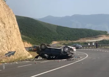 Aksident në aksin Levan-Tepelenë, automjeti del nga rruga, plagoset tre persona