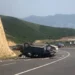 Aksident në aksin Levan-Tepelenë, automjeti del nga rruga, plagoset tre persona