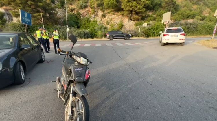 Furgoni përplaset me motorin në aksin Bilisht-Sinicë, plagosem 2 vëllezërit e mitur