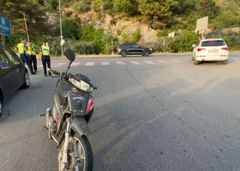 Aksident në Lezhë-Shëngjin/ Makina përplaset me motoçikletën, 2 të plagosur