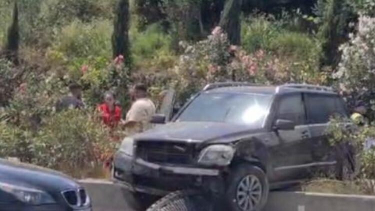 Aksident i rëndë në Tiranë, makina përfundon në trafikndarëse
