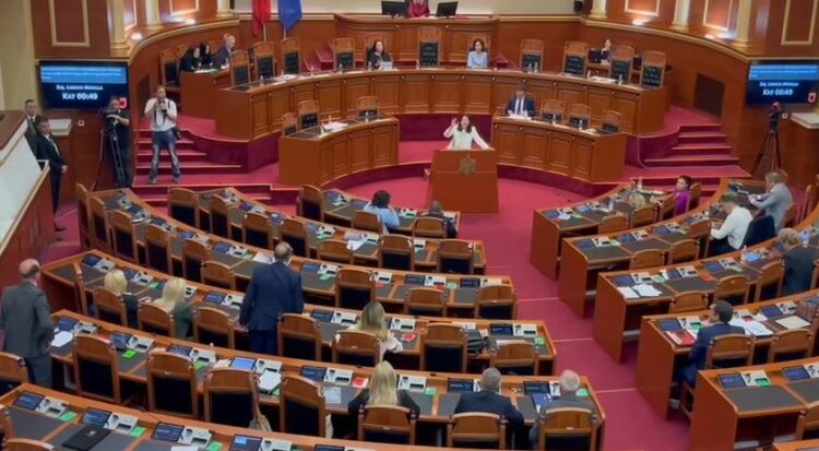 Skandali te Onkologjiku, opozita kërkon dorëheqjen e Ministres së Shëndetësisë