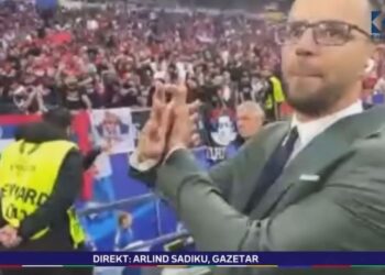 (VIDEO) Gazetari shqiptar i bën “shqiponjën” serbëve që thërrasin “Kosova është Serbi” në stadium