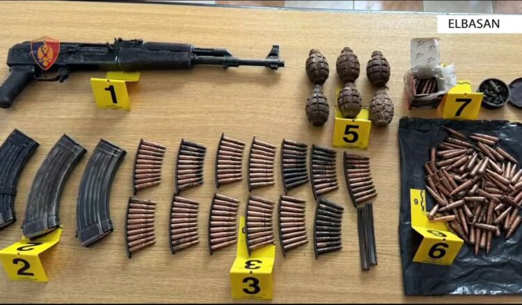 Me kallashnikov, granata dhe kapsolla detonatore, prangoset 56-vjeçari