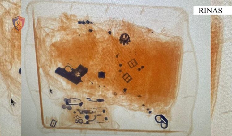 Me armë në valixhe, arrestohet në Rinas 23-vjeçari nga Kosova (Emri)