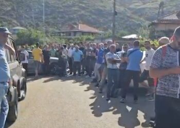Elbasan, qytetarët dalin në protestë për kanalin vaditës