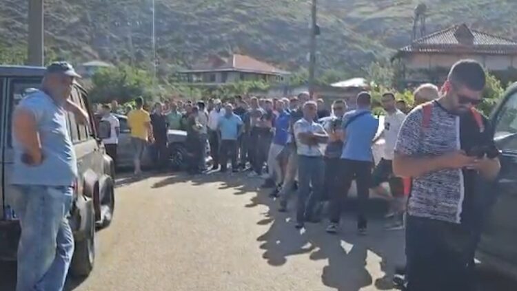 Elbasan, qytetarët dalin në protestë për kanalin vaditës